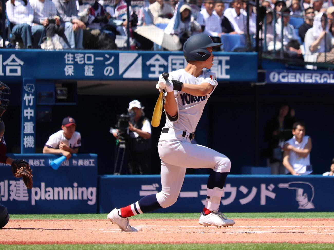 春季神奈川大会　桐光学園対横浜　5回、1死満塁から右前2点適時打を放つ横浜の小林大雅（撮影・保坂淑子)
