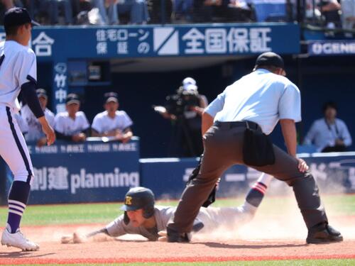 春季神奈川大会　横浜創学館対慶応　3回、1死二塁から延末遵太の中前適時打で同点のホームを踏む森田竜平（撮影・保坂淑子）