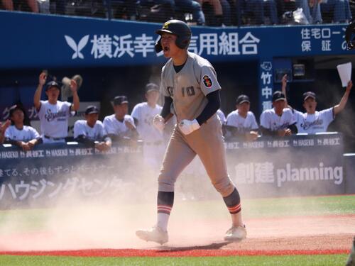 春季神奈川大会　横浜創学館対慶応　3回、1死二塁から延末遵太の中前適時打で同点のホームを踏み雄叫びをあげる森田竜平（撮影・保坂淑子）