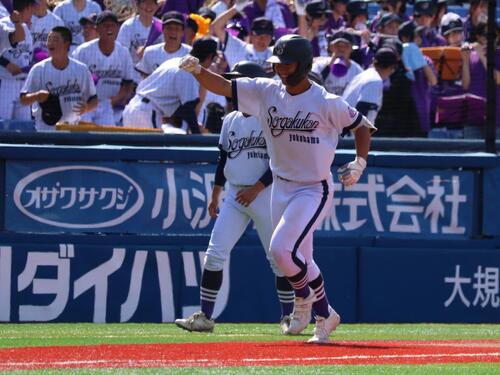 春季神奈川大会　横浜創学館対横浜　5回、勝ち越し勝ち越しの左越えへソロ本塁打を放ち、ガッツポーズを見せる横浜創学館の近藤凛空（撮影・保坂淑子）