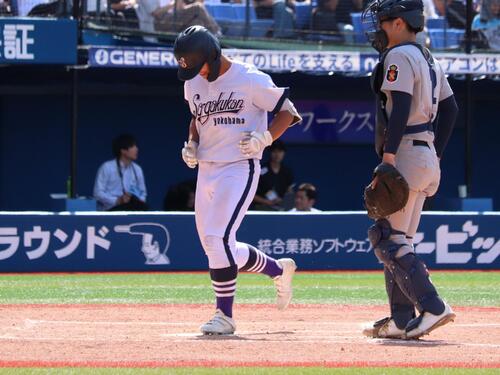 春季神奈川大会　横浜創学館対横浜　5回、左越えへソロ本塁打を放ち、勝ち越しのホームを踏む横浜創学館の近藤凛空（撮影・保坂淑子）