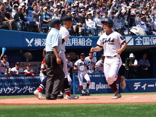 春季神奈川大会　桐光学園対横浜　2回、2死一、二塁から暴投と捕手の失策で先制のホームを踏む桐光学園の周東希虎（撮影・保坂淑子）
