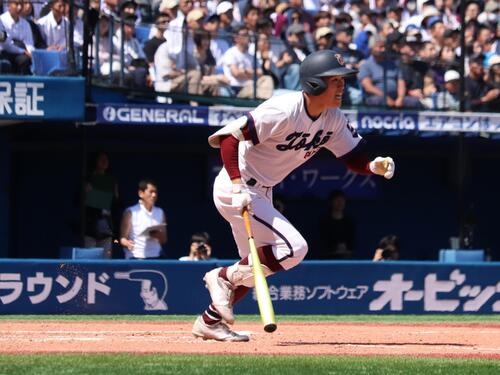 春季神奈川大会　桐光学園対横浜　2死満塁から右前適時打を放つ桐光学園の黄泰崇（撮影・保坂淑子）
