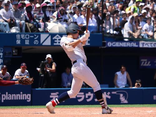 春季神奈川大会　桐光学園対横浜　2死二、三塁から右越え2点適時打を放つ池田聖摩（撮影・保坂淑子）