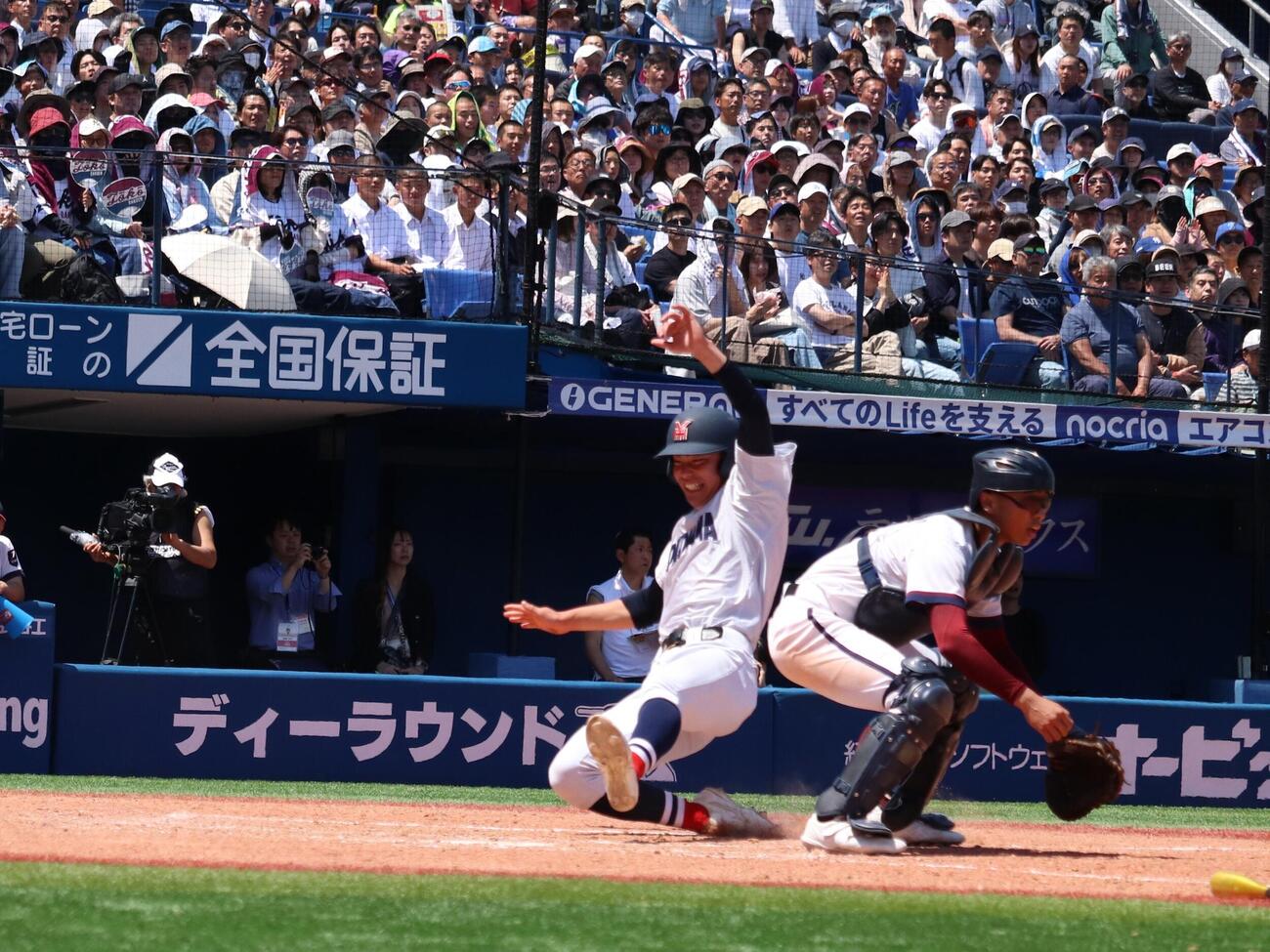 春季神奈川大会　桐光学園対横浜　5回、1死満塁から小林大雅の右前2点適時打で逆転のホームを踏む川上慧（撮影・保坂淑子)
