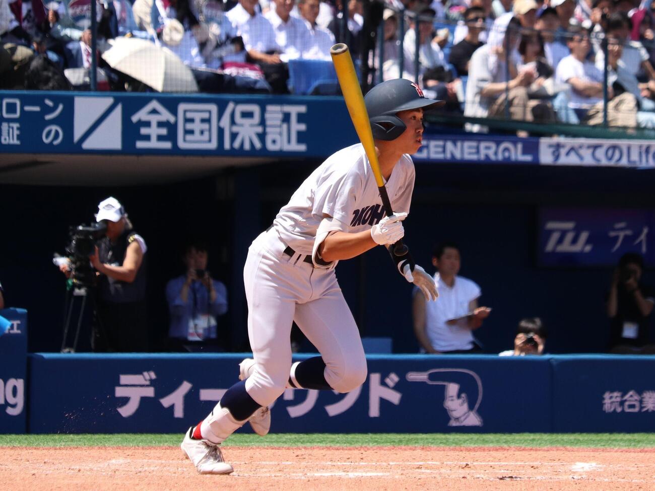春季神奈川大会　桐光学園対横浜　5回、1死満塁から右前2点適時打を放つ横浜の小林大雅（撮影・保坂淑子)
