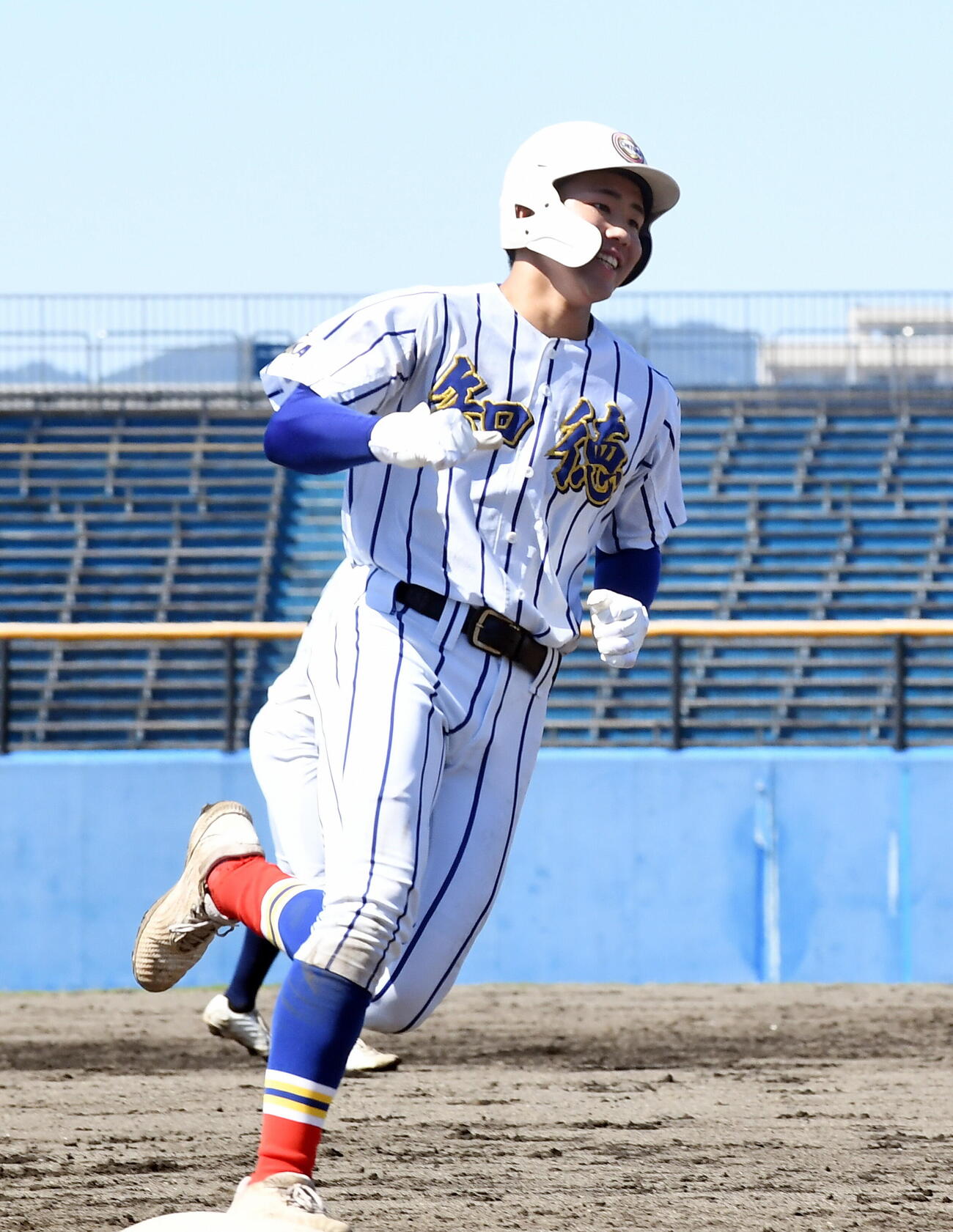 春季高校野球静岡県大会準決勝・聖隷クリストファー対知徳　3回に公式戦初本塁打を放ち、ダイヤモンドを一周する知徳・高橋舵真