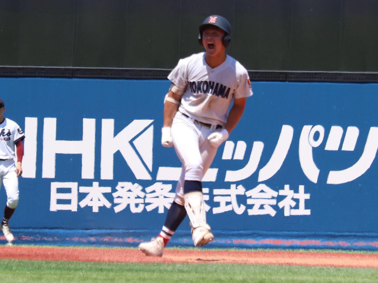 春季神奈川大会　桐光学園対横浜　2死二、三塁から右越え2点適時打を放ち二塁ベース上で雄叫びをあげる横浜の池田聖摩（撮影・保坂淑子）