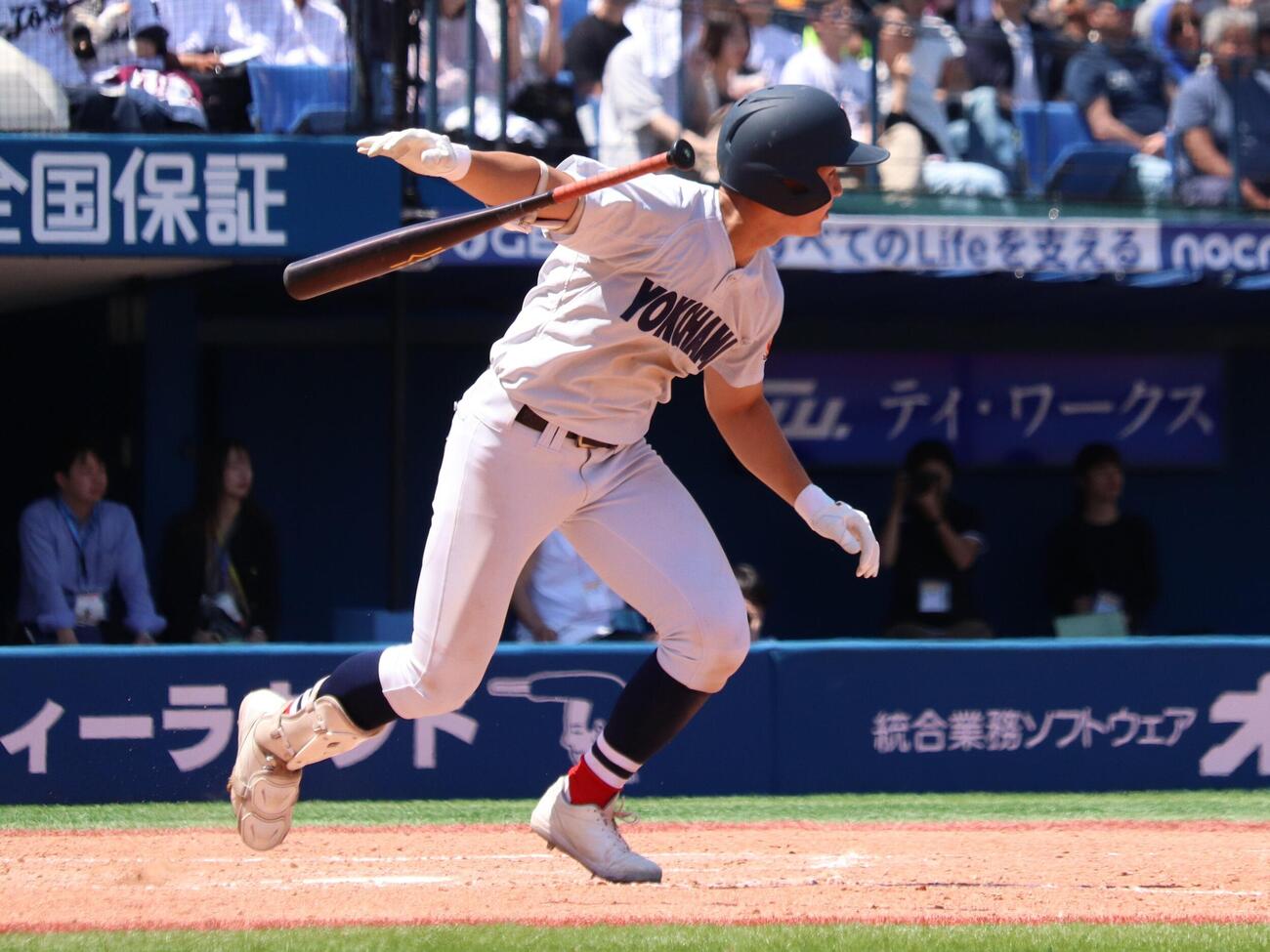 春季神奈川大会　桐光学園対横浜　2死二、三塁から右越え2点適時打を放つ池田聖摩（撮影・保坂淑子）
