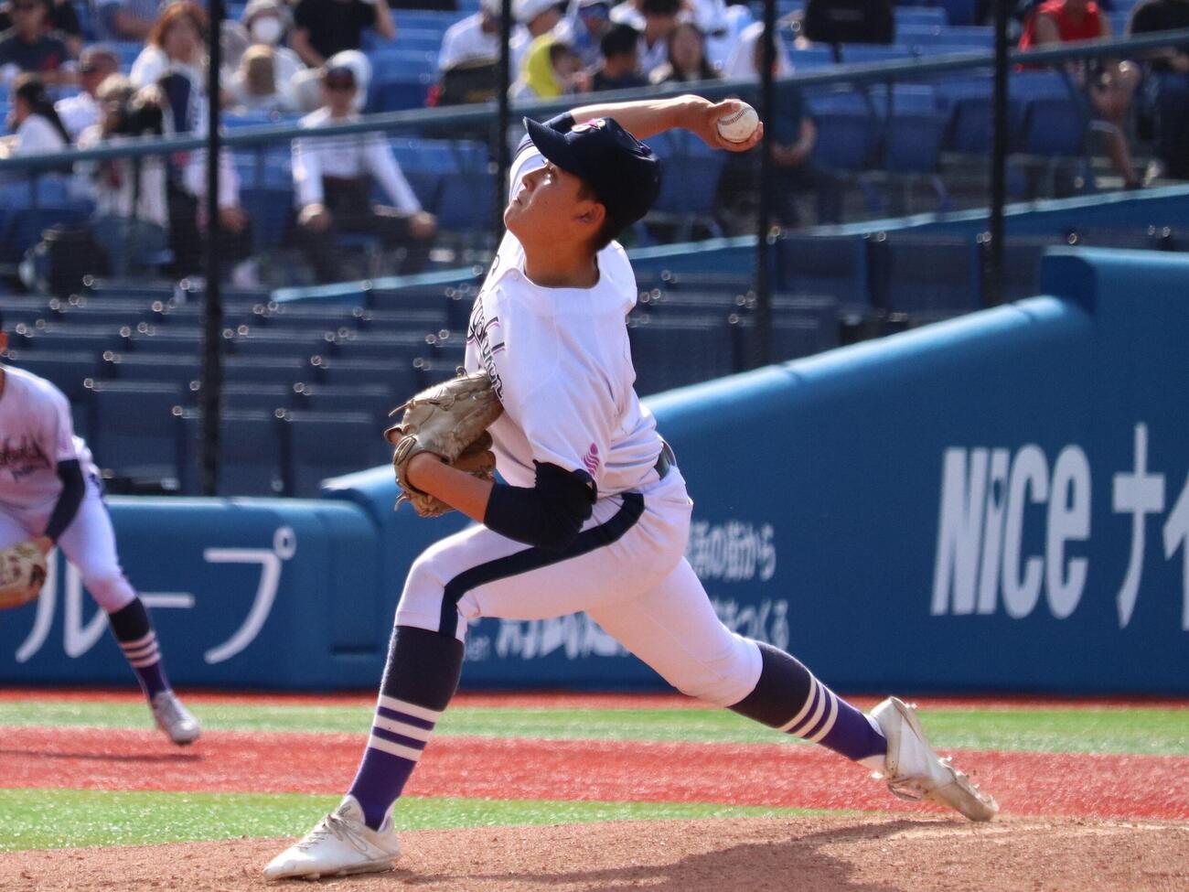春季神奈川大会　横浜創学館対慶応　8回から2番手として登板した稲嶺啓（撮影・保坂淑子）