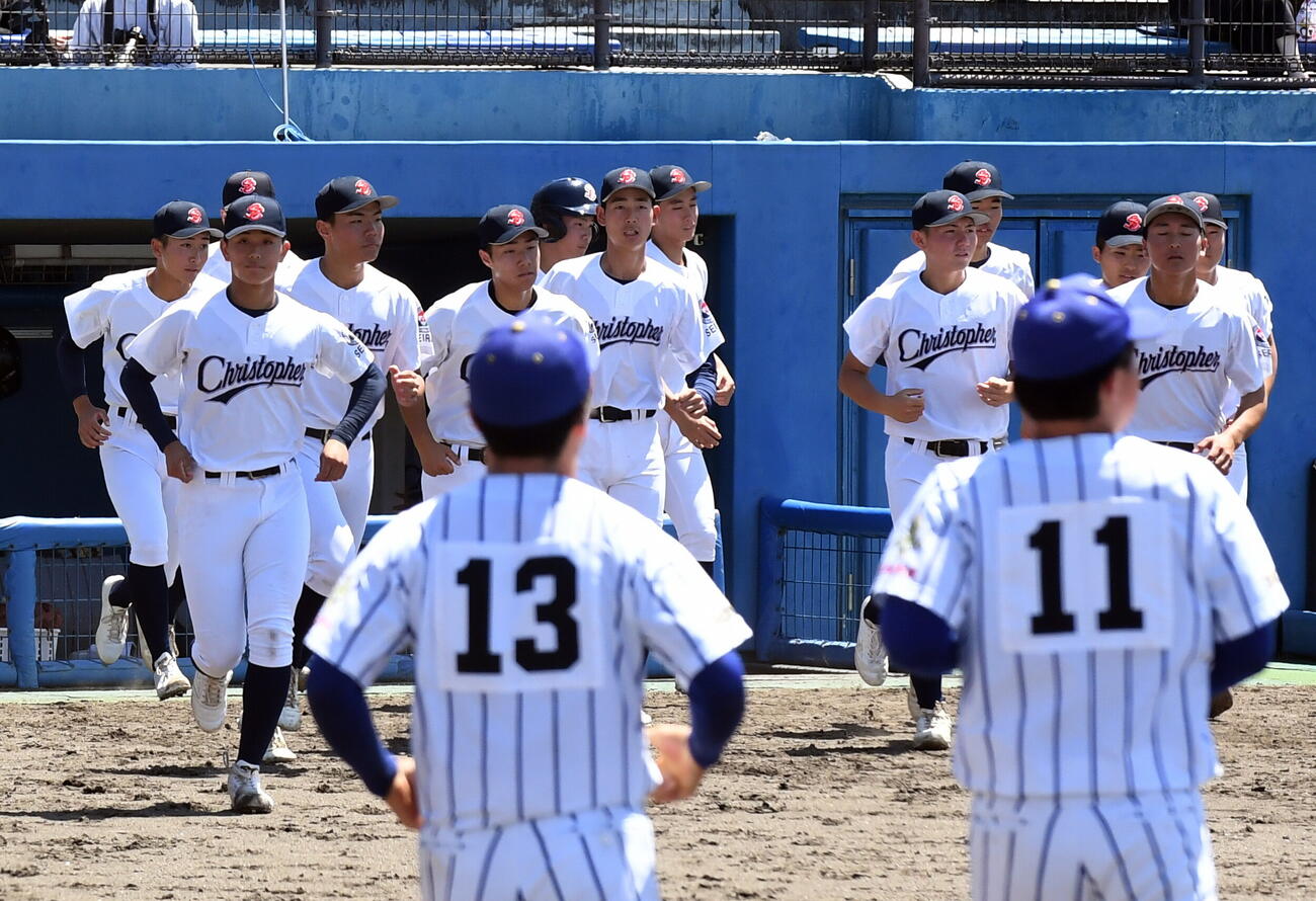 春季高校野球静岡県大会準決勝・聖隷クリストファー対知徳　準決勝で敗れ、厳しい表情で整列に向かう聖隷クリストファーの選手たち