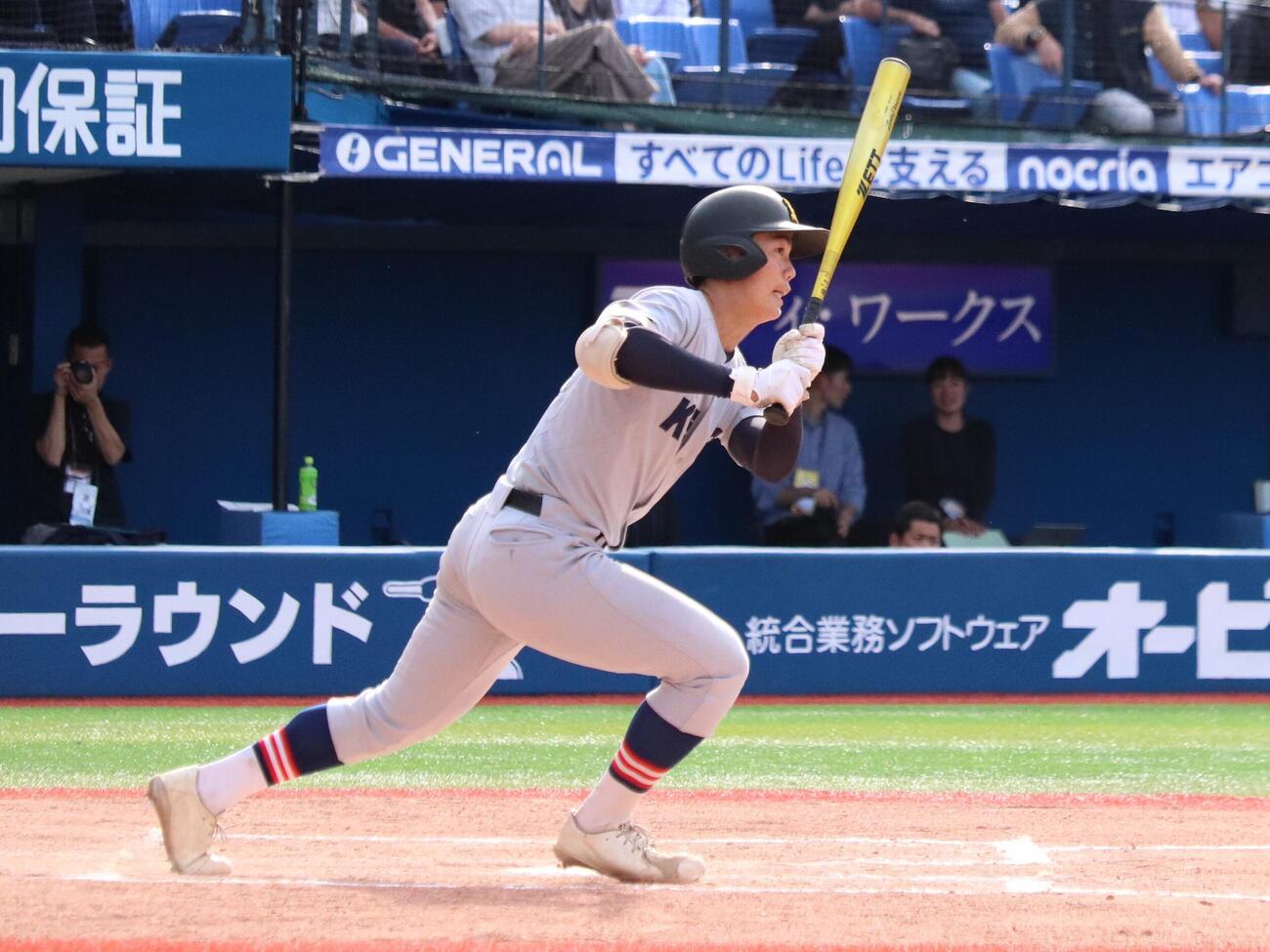 春季神奈川大会　横浜創学館対慶応　9回、先頭で右前二塁打を放つ、慶応の湯本琢心（撮影・保坂淑子）