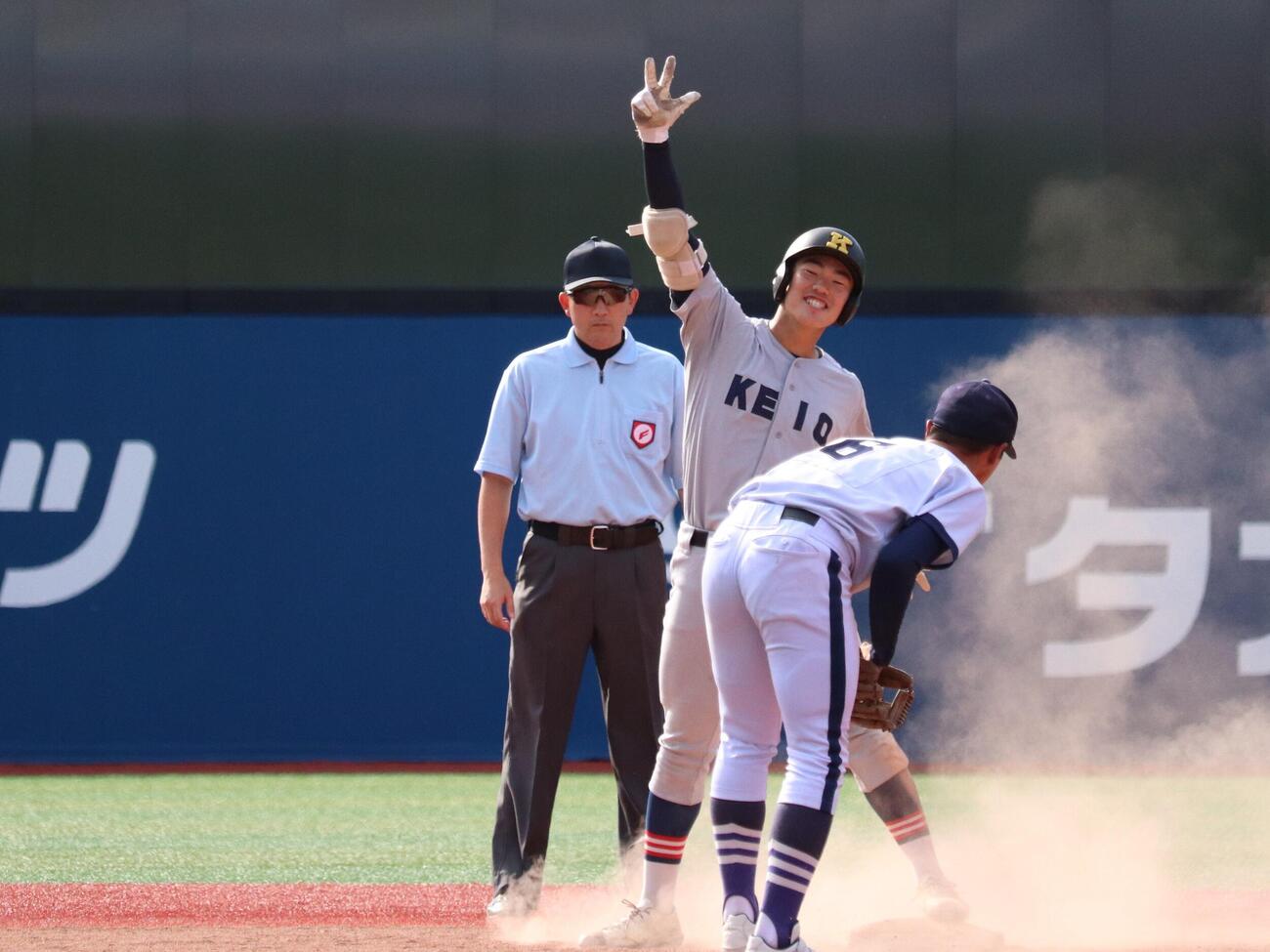 春季神奈川大会　横浜創学館対慶応　9回、先頭で右前二塁打を放つ、慶応の湯本琢心（撮影・保坂淑子）
