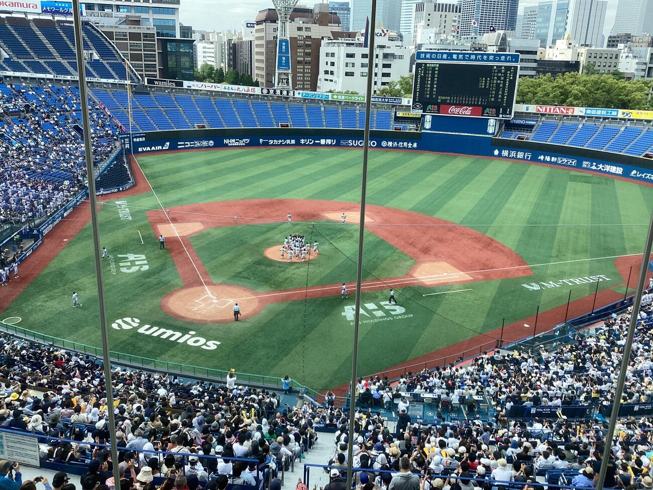 優勝を決めマウンドに集まる横浜ナイン