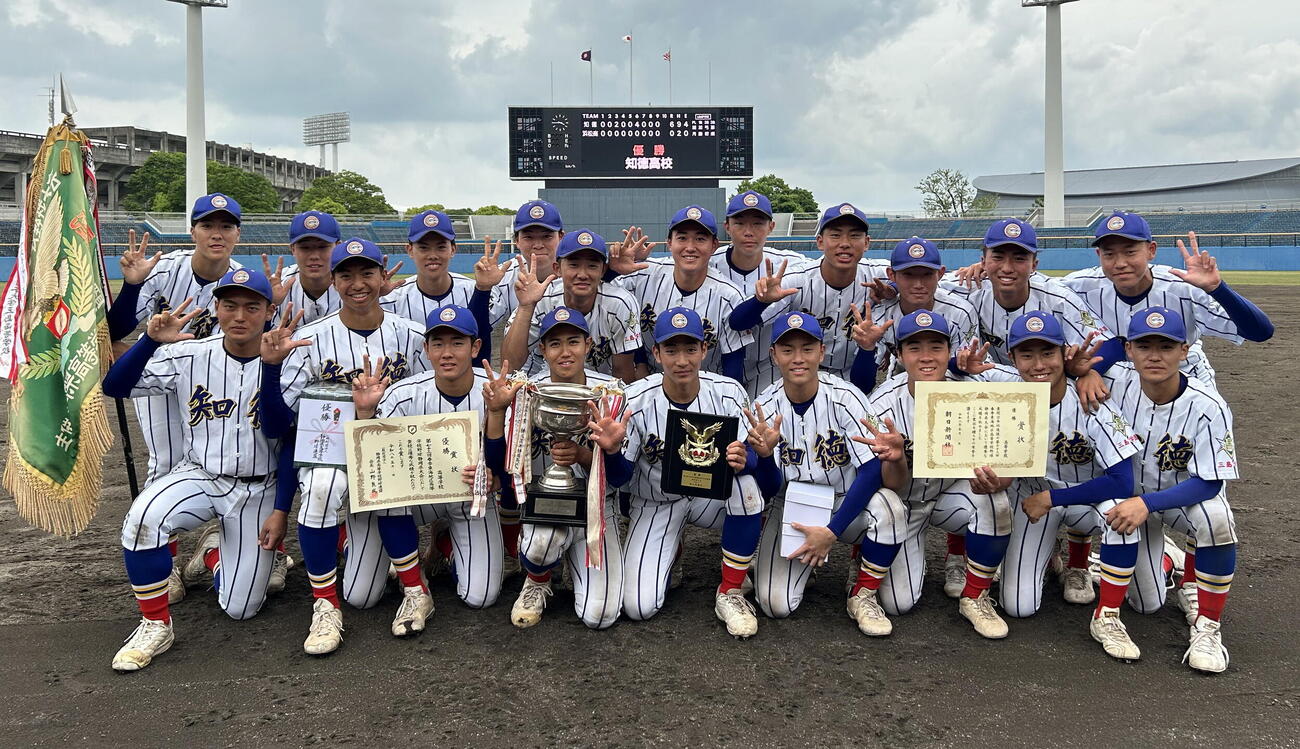 初の県制覇に笑顔を見せる知徳ナイン（撮影・前田和哉）