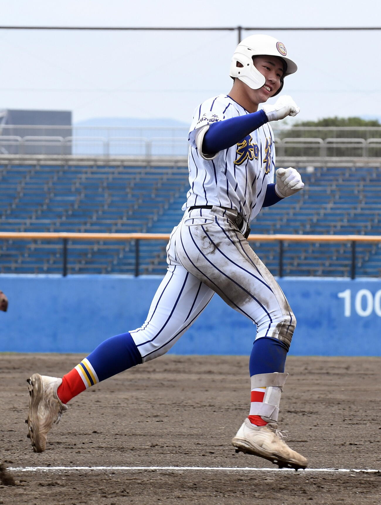 知徳対浜松商　3回表知徳無死一塁、右翼へ2点本塁打を放ちガッツポーズの高橋