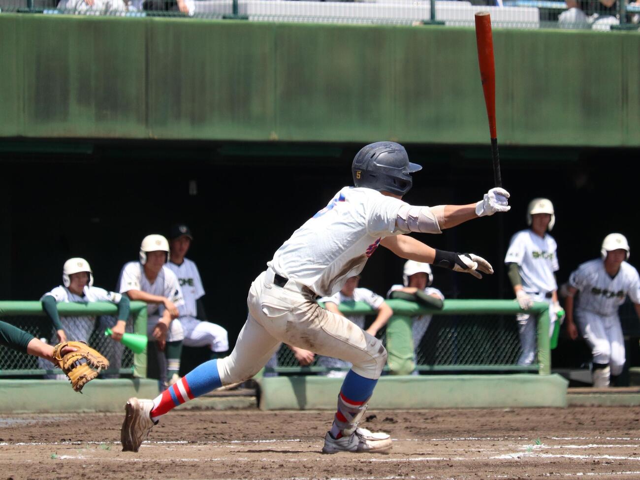 花咲徳栄対昌平　8回、無死一、三塁から勝ち越しの左前適時打を放つ谷口ジョージ（撮影・保坂淑子）