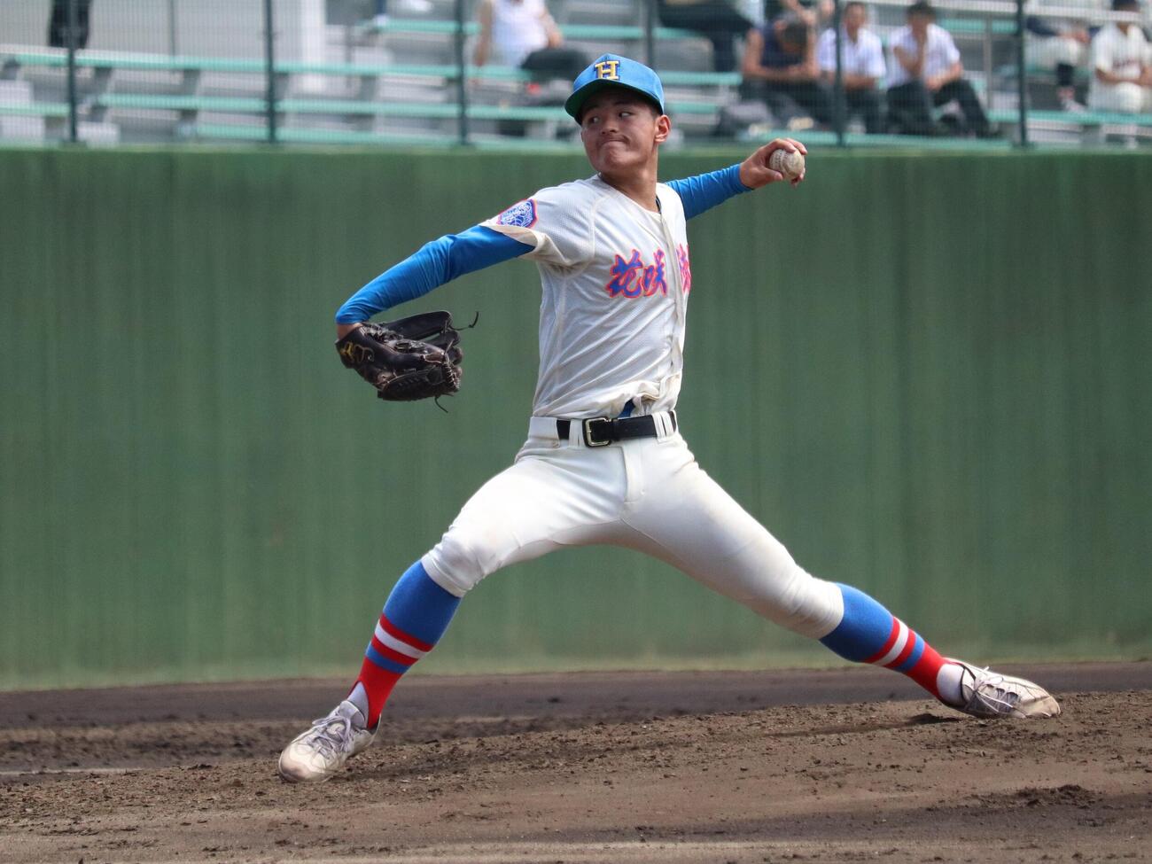 花咲徳栄対昌平　6回1／3を投げ、9安打3失点の先発、古賀夏音樹（撮影・保坂淑子）