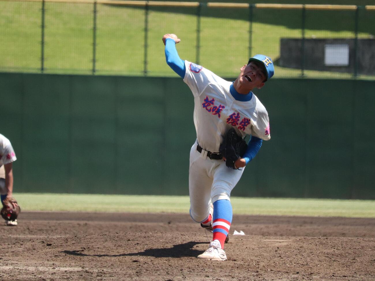 花咲徳栄対昌平　7回途中から救援マウンドに立ち、2回2／3を1安打無失点に抑えた石田凛作（撮影・保坂淑子）