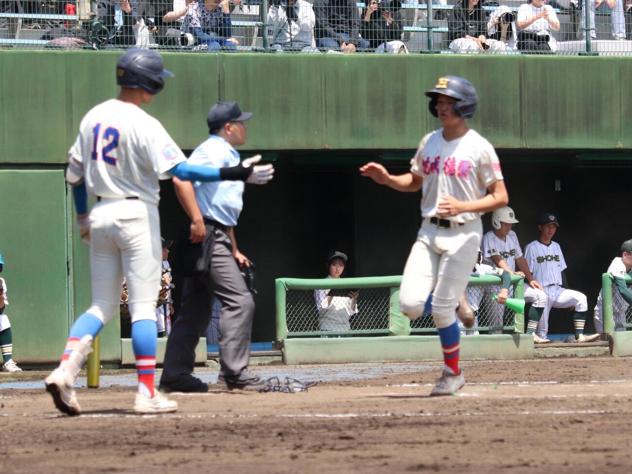 花咲徳栄対昌平　8回、無死一、三塁から、谷口ジョージの左前適時打で勝ち越しのホームを踏む上山竣也（撮影・保坂淑子）