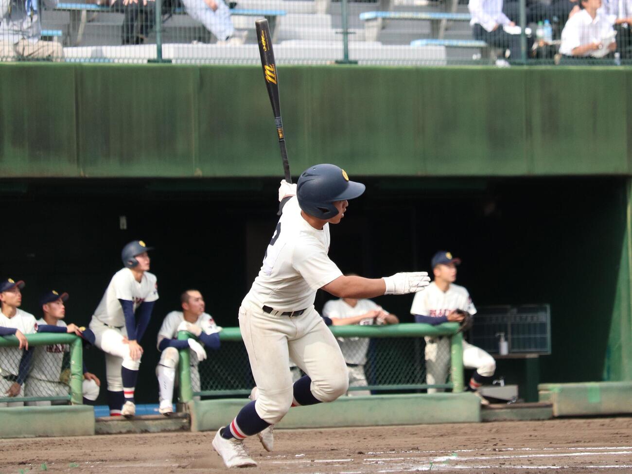 浦和学院対立教新座　7回、2死三塁から左越え2ラン本塁打を放つ、浦和学院の玉栄久豊（撮影・保坂淑子）
