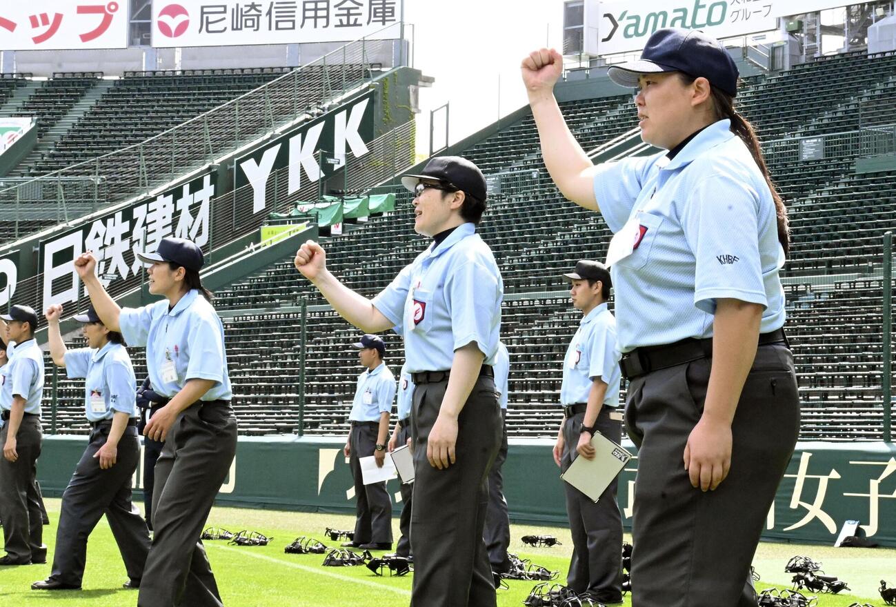 甲子園球場で行われた全国審判講習会に参加した女性審判員の岩男香澄さん（右端）ら＝4日、兵庫県西宮市（共同）