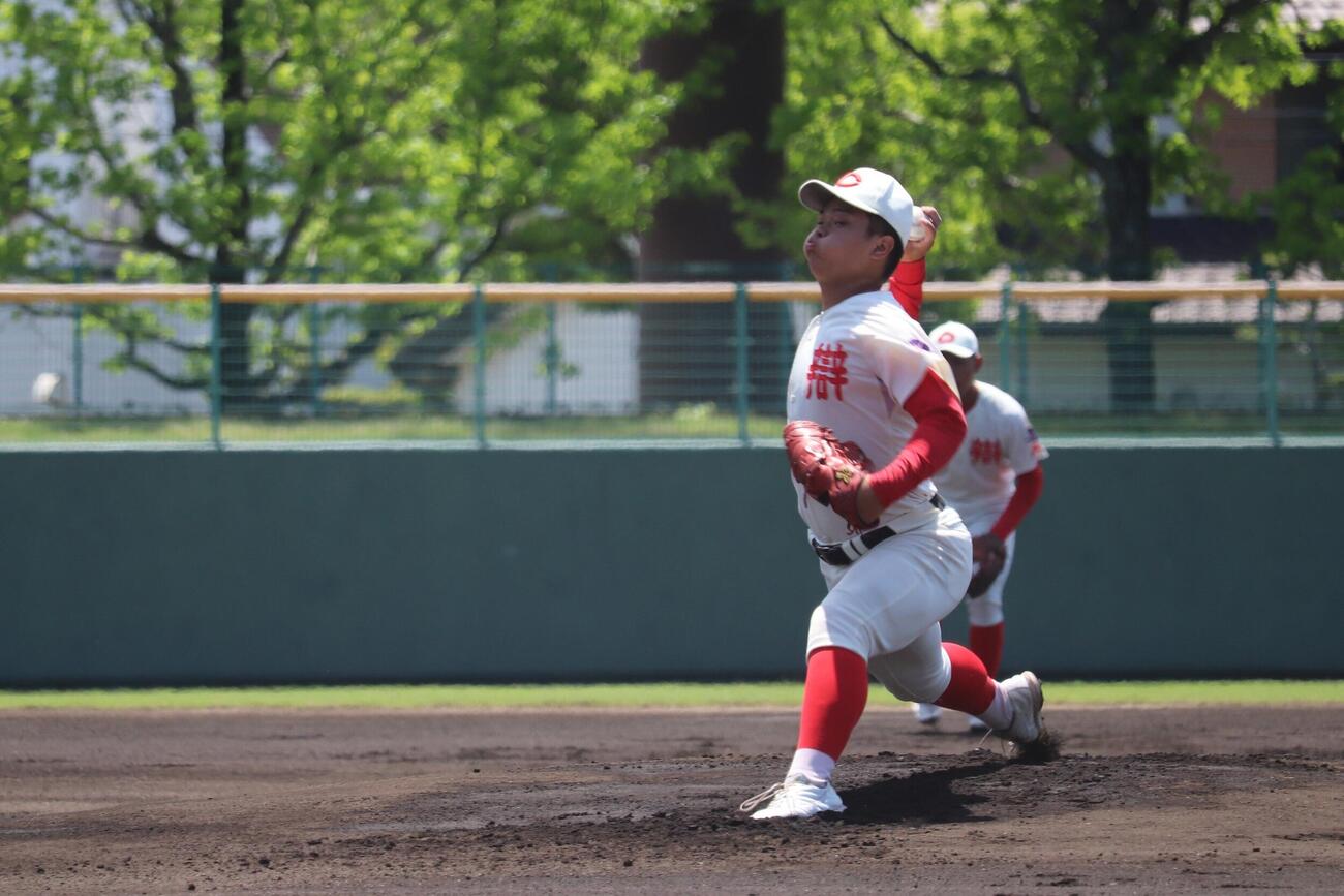 箕島戦で力投する智弁和歌山先発の長井