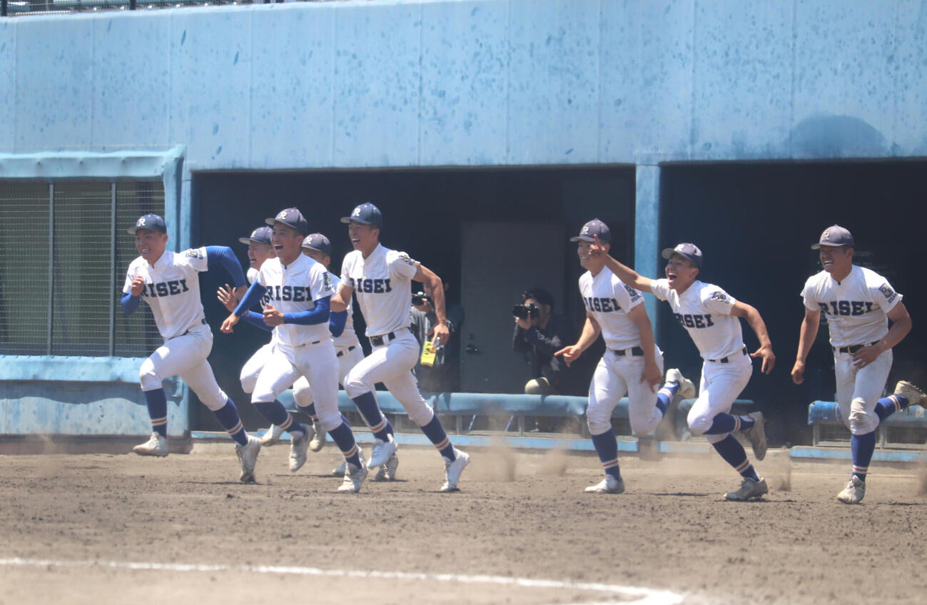履正社対関大北陽　優勝を決めベンチを飛び出す履正社ナイン