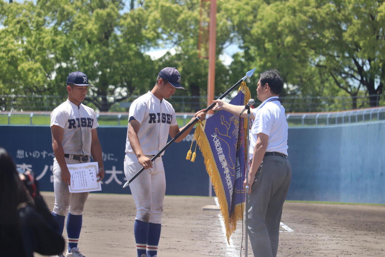 履正社対関大北陽　優勝旗を受け取る辻竜乃介