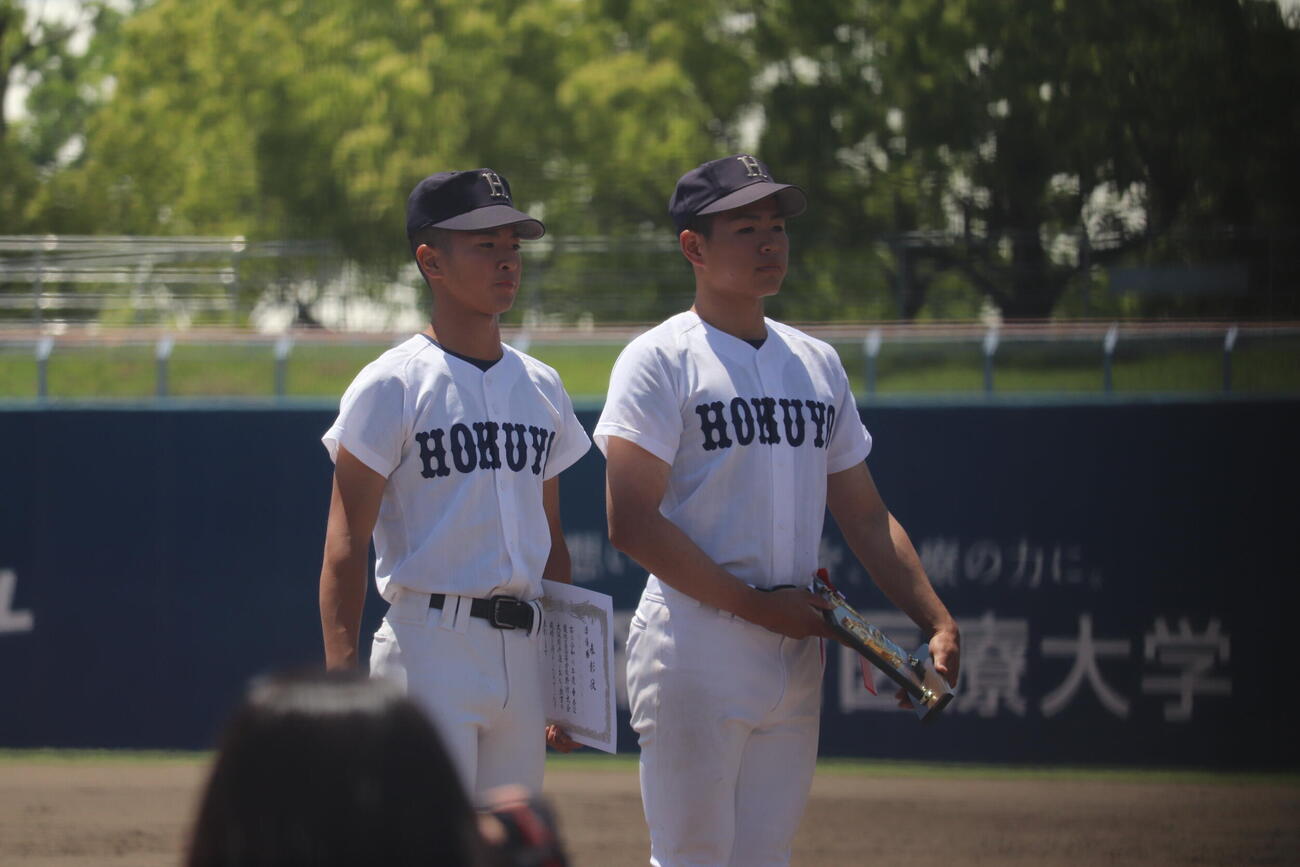履正社対関大北陽　閉会式で表彰を受ける関大北陽