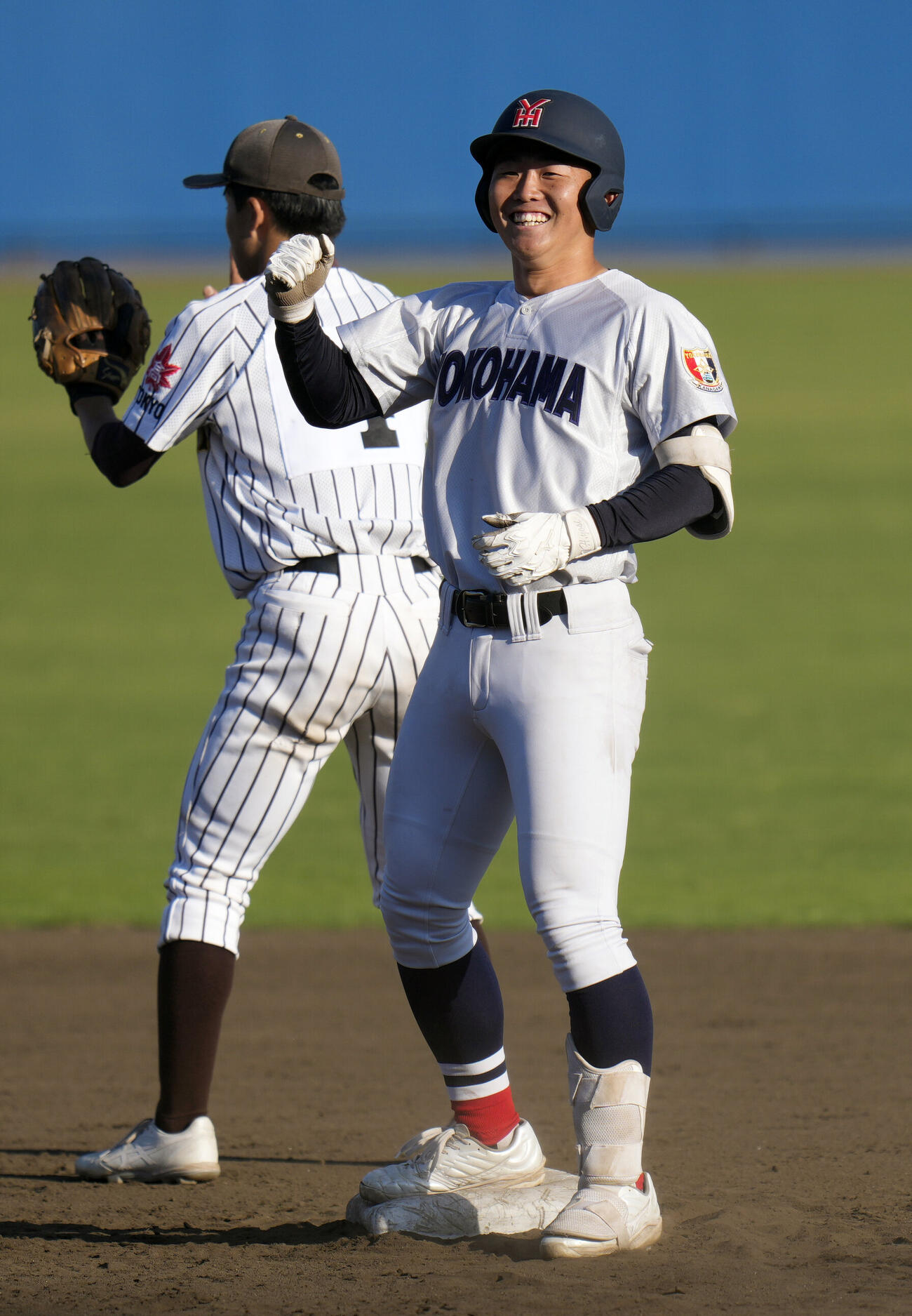 春季関東大会　横浜対国士舘　3回表横浜2死三塁、適時二塁打を放ち笑顔を見せる江坂佳史（撮影・小島史椰）