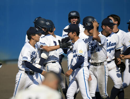 春季関東大会　文星芸大付対東京学館浦安　文星芸大付に勝利し喜ぶ東京学館浦安の選手たち（撮影・小島史椰）