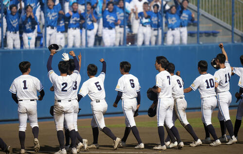 春季関東大会　文星芸大付対東京学館浦安　文星芸大付に勝利し喜ぶ東京学館浦安の選手たち（撮影・小島史椰）
