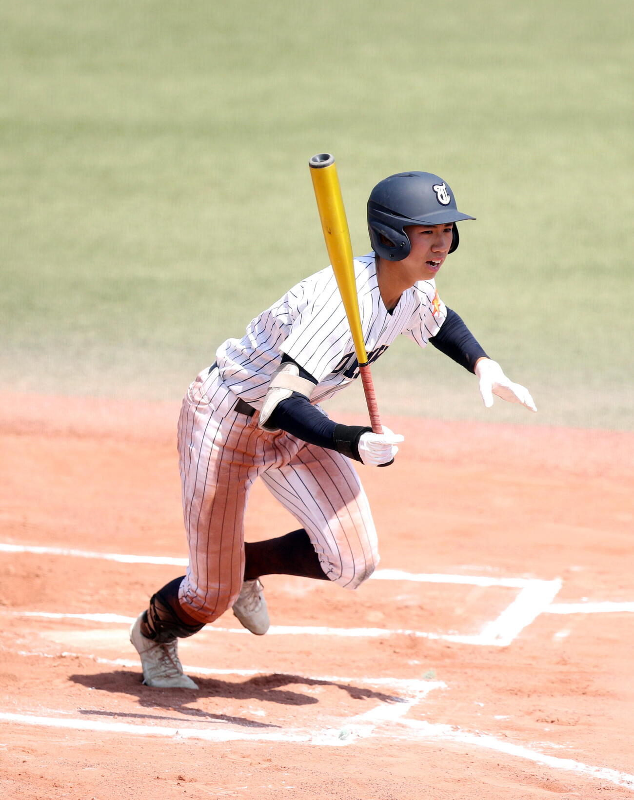 東北対仙台商　6回表2死一塁、中前打を放つ東北・矢野匠望（撮影・木村有優）