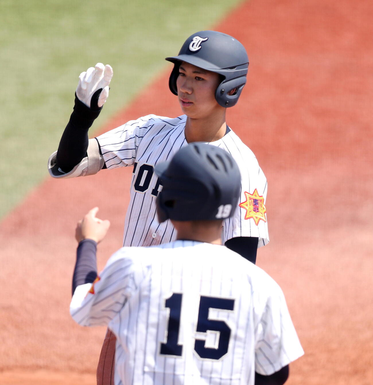 東北対仙台商　6回、中前打を放ちベンチにポーズをとる東北・矢野匠望（撮影・木村有優）