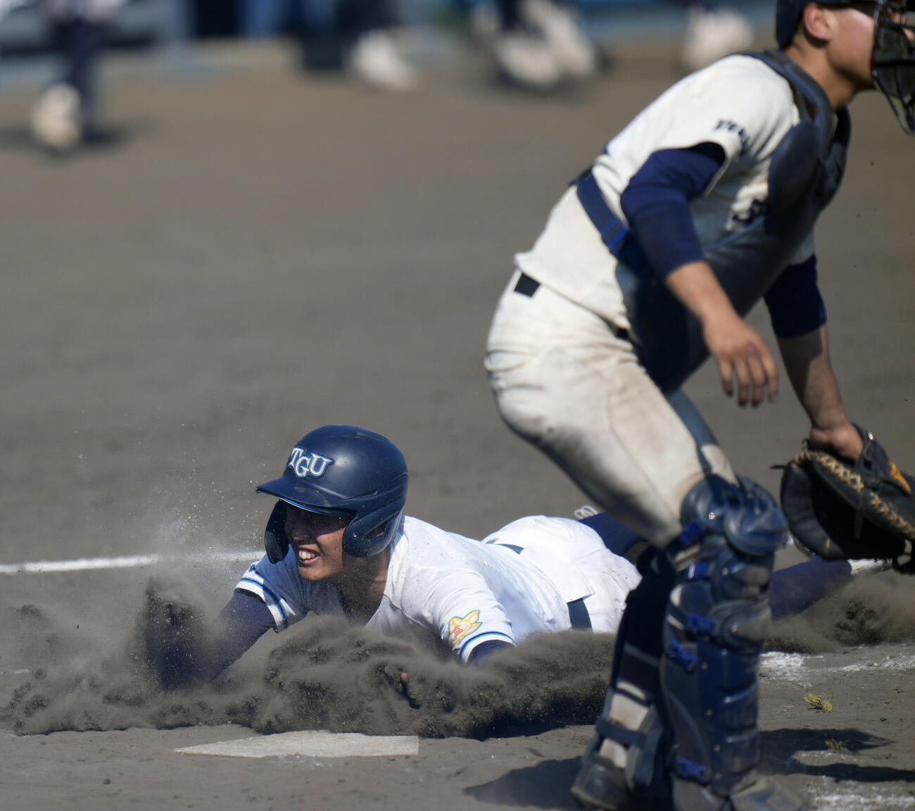 春季関東大会　文星芸大付対東京学館浦安　9回裏東京学館浦安1死二塁、鳥山諒太がサヨナラ打を放ち生還する中道一騎（撮影・小島史椰）