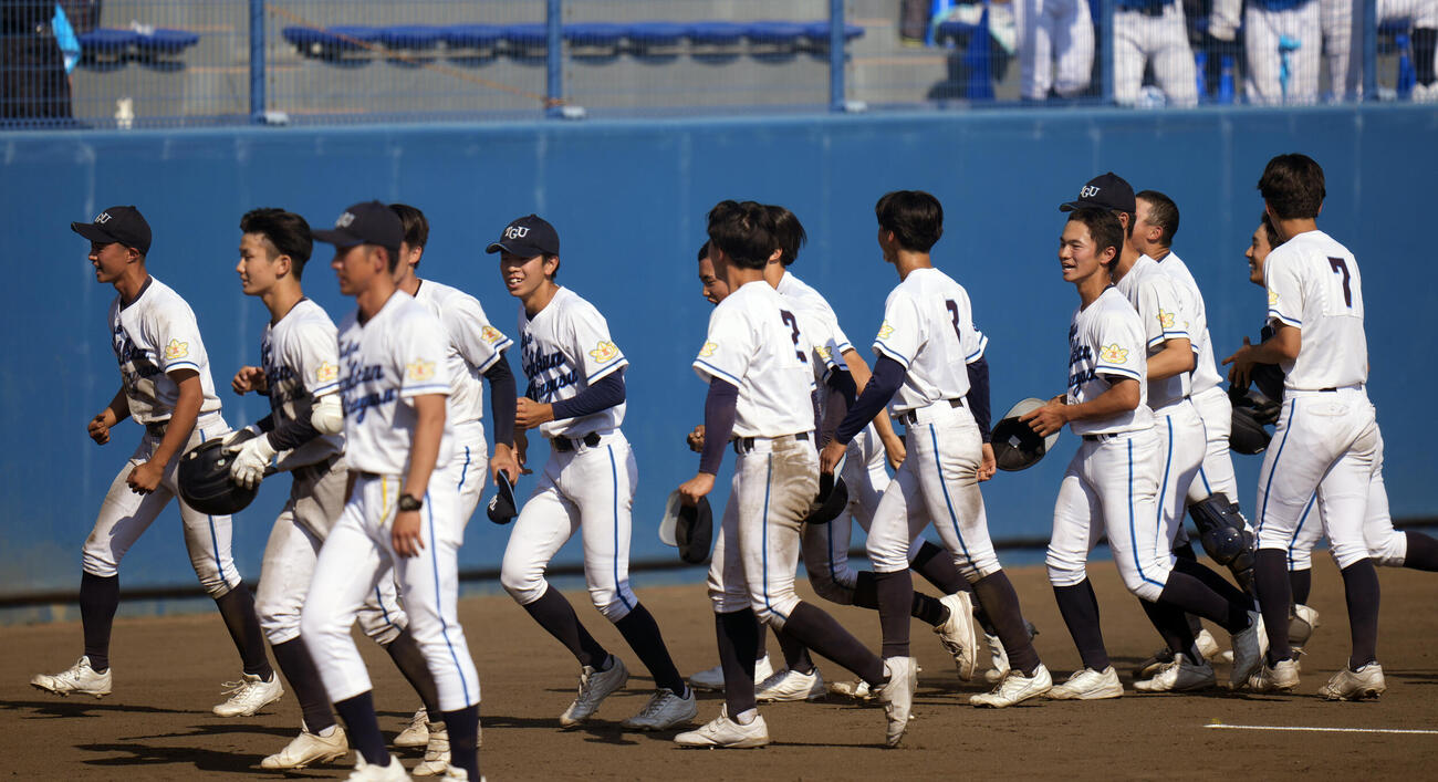 春季関東大会　文星芸大付対東京学館浦安　文星芸大付に勝利し喜ぶ東京学館浦安の選手たち（撮影・小島史椰）