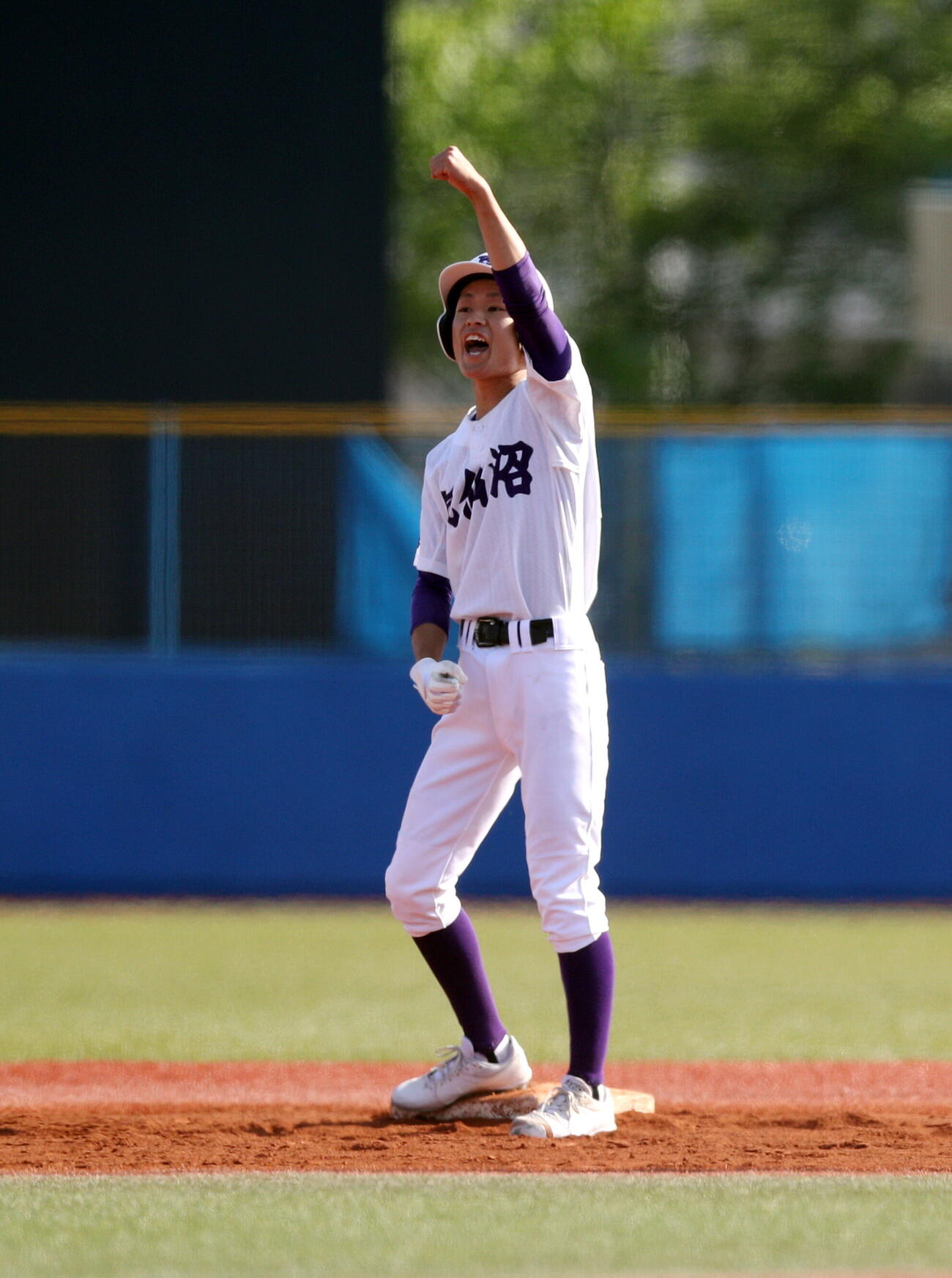 気仙沼対聖和学園　7回表2死二塁、適時二塁打を放ち、塁上でガッツポーズする気仙沼・斉藤匡輝