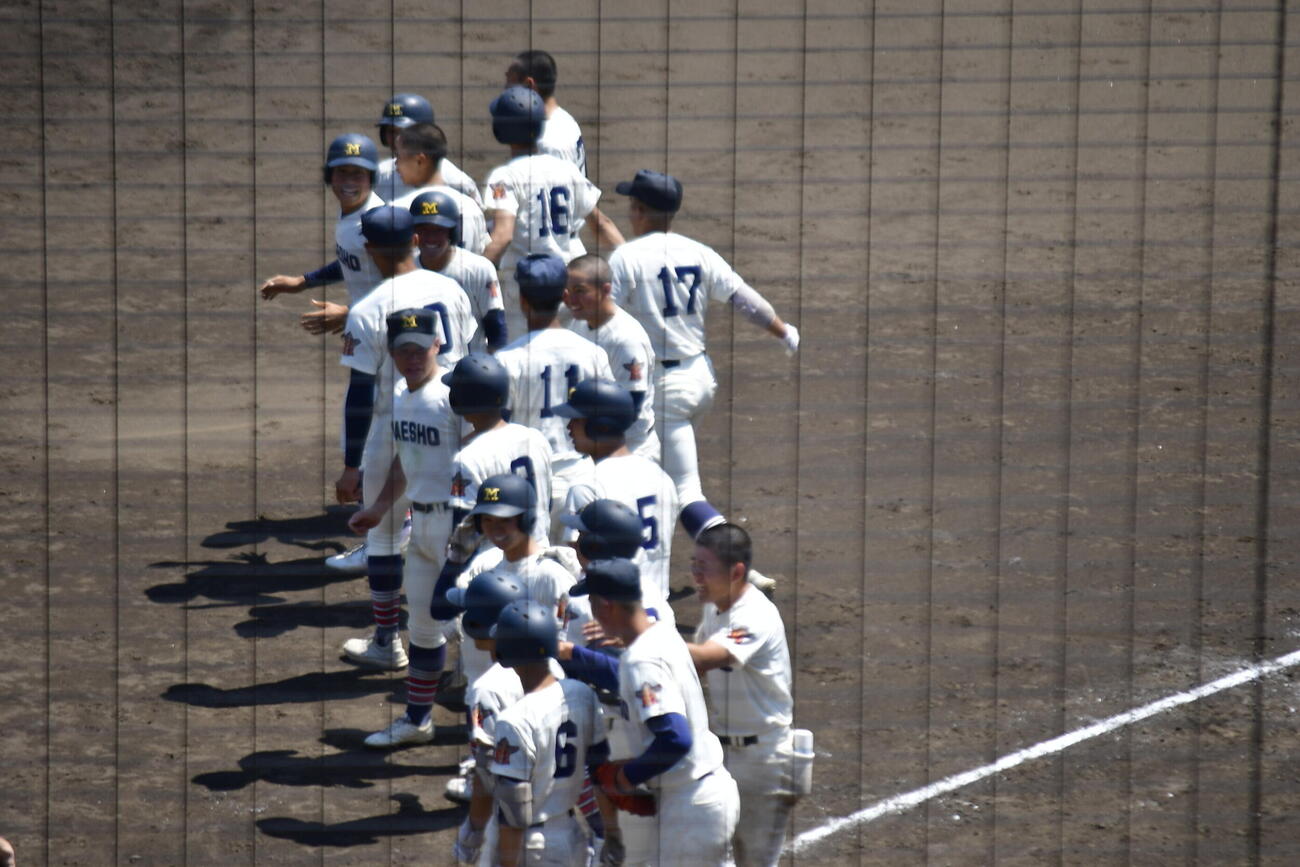 劇的なサヨナラ勝利を収め整列する前橋商の選手たち（撮影・平山連）