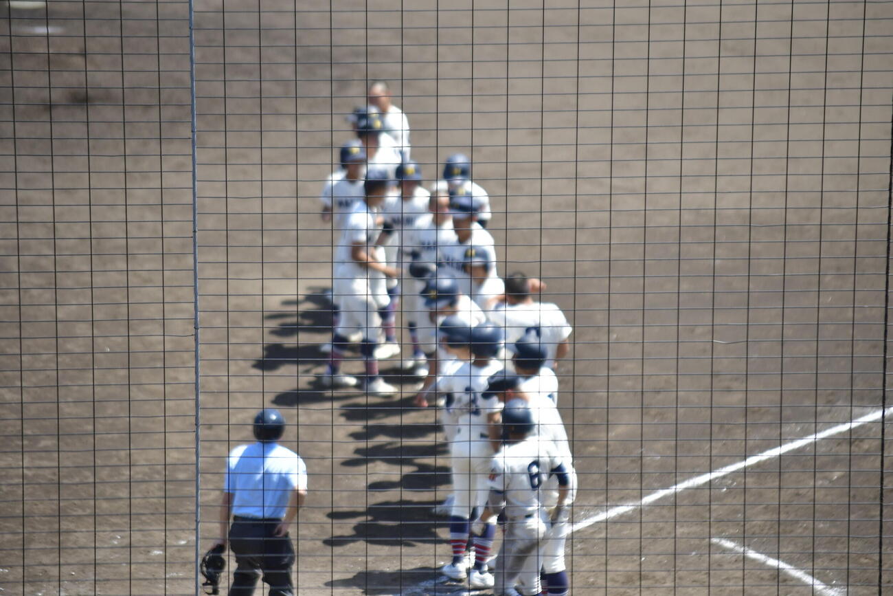 劇的なサヨナラ勝利を収め整列する前橋商の選手たち（撮影・平山連）