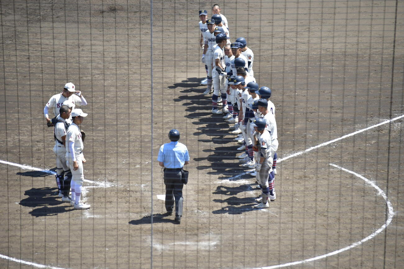 劇的なサヨナラ勝利を収め整列する前橋商の選手たち（撮影・平山連）