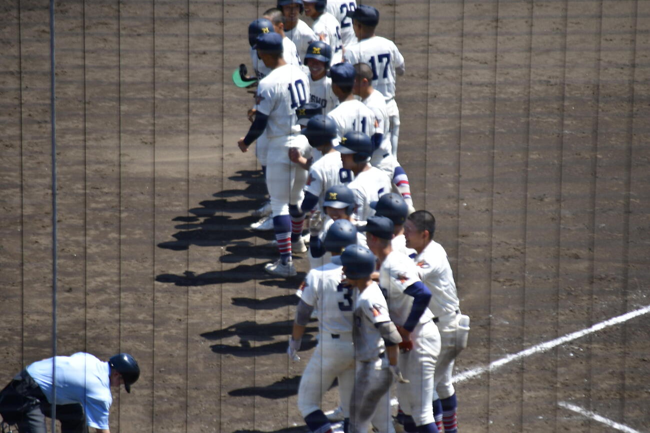劇的なサヨナラ勝利を収め整列する前橋商の選手たち（撮影・平山連）