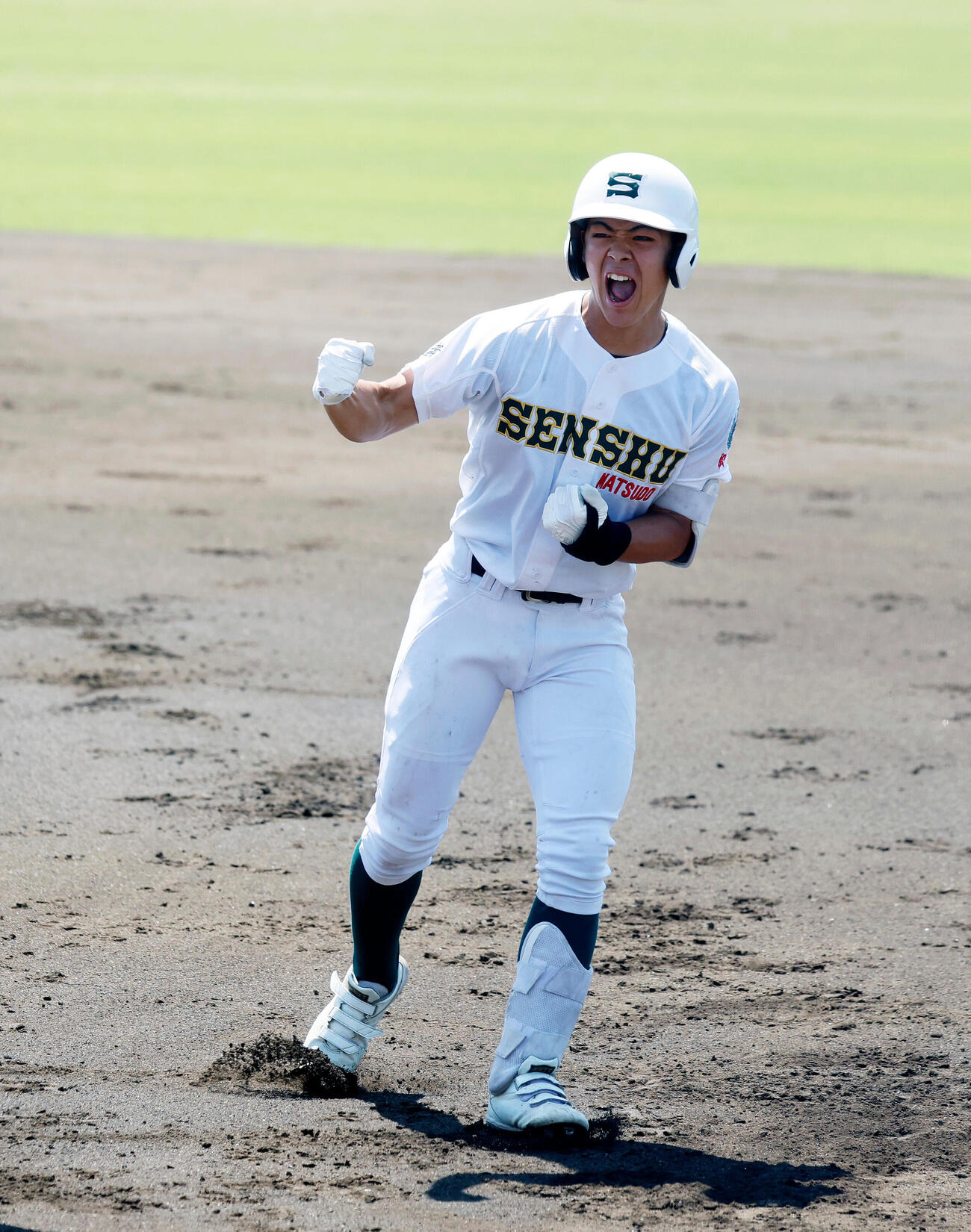 春季関東大会　専大松戸対花咲徳栄　1回裏専大松戸無死一、三塁、先制の左前適時打を放ち、ガッツポーズをする長谷川大納（撮影・山本朝陽）