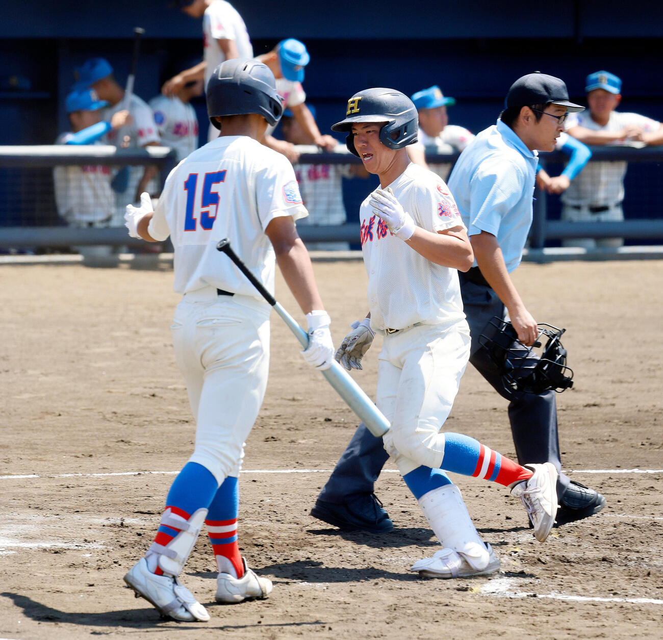 春季関東大会　専大松戸対花咲徳栄　2回表花咲徳栄無死、右越えに本塁打を放ち、生還した本田新志はハイタッチをして喜ぶ（撮影・山本朝陽）