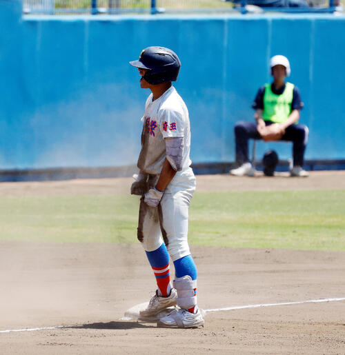 春季関東大会 専大松戸対花咲徳栄 6回表花咲徳栄2死一、二塁、中越えに2点適時三塁打を放ち雄たけびをあげる鈴木琢磨(撮影・山本朝陽)