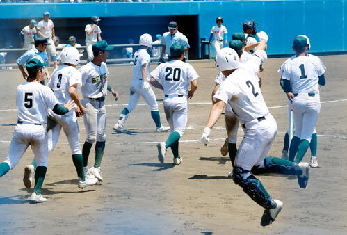 春季関東大会 専大松戸対花咲徳栄 7回コールドでサヨナラ勝ちし喜ぶ専大松戸ナイン(撮影・山本朝陽)