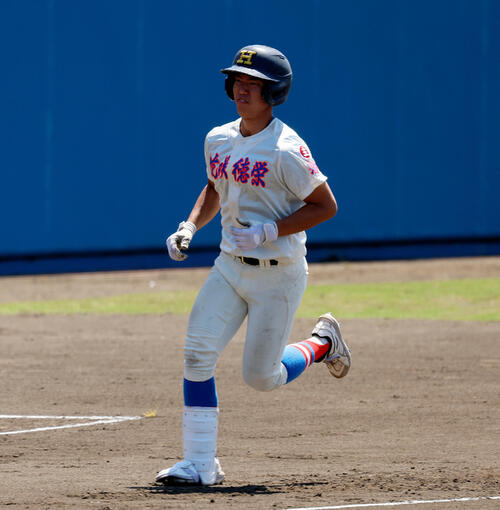 春季関東大会 専大松戸対花咲徳栄 2回表花咲徳栄無死、右越えに本塁打を放った本田新志(撮影・山本朝陽)