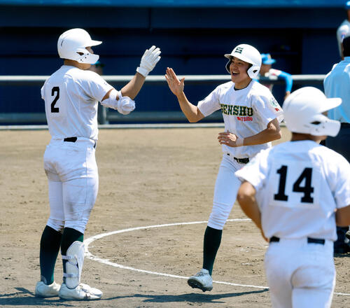 春季関東大会 専大松戸対花咲徳栄 3回裏専大松戸1死三塁、長谷川大納の適時二塁打で生還し、笑顔の石崎翔斗(右)(撮影・山本朝陽)