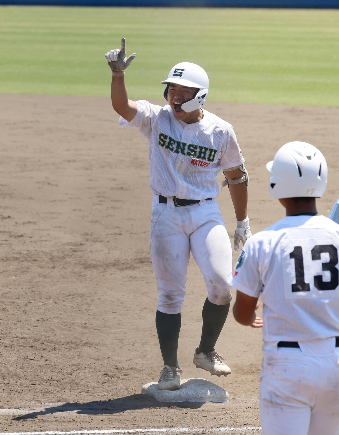 春季関東大会　専大松戸対花咲徳栄　7回裏専大松戸2死二塁、左前適時打を放ち、塁上でポーズをとる吉田颯斗（撮影・山本朝陽）