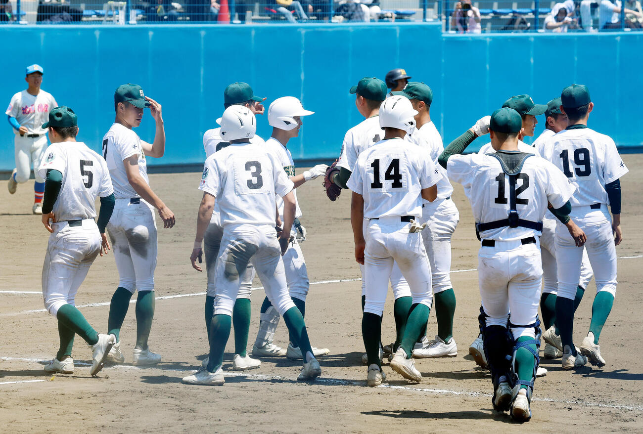 春季関東大会　専大松戸対花咲徳栄　7回コールドでサヨナラ勝ちし喜ぶ専大松戸ナイン（撮影・山本朝陽）